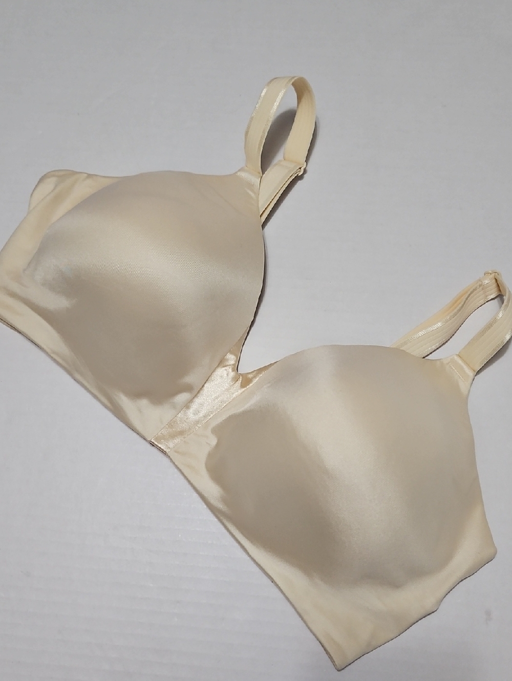 Bali Smooth Nude Satin Seamless Wirefree Bra Size 40D